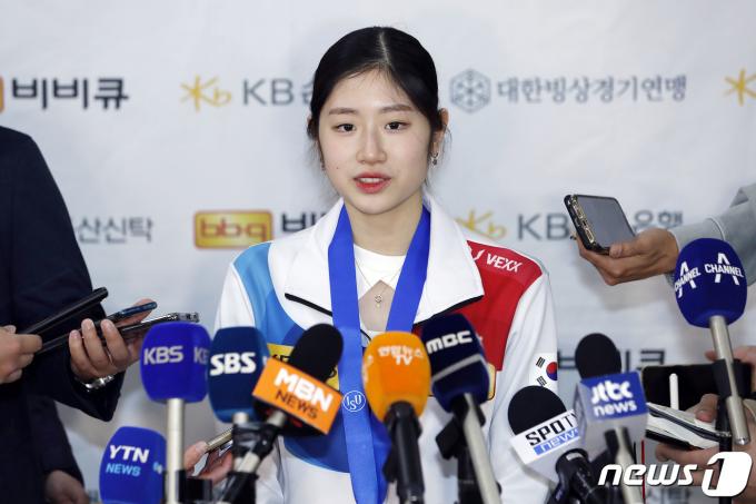 국제빙상경기연맹(ISU) 피겨 세계선수권대회에서 은메달을 획득한 이해인이 27일 서울 강서구 김포공항을 통해 귀국, 취재진 질의에 답변하고 있다. (공동취재) 2023.3.27/뉴스1 ⓒ News1 김민지 기자
