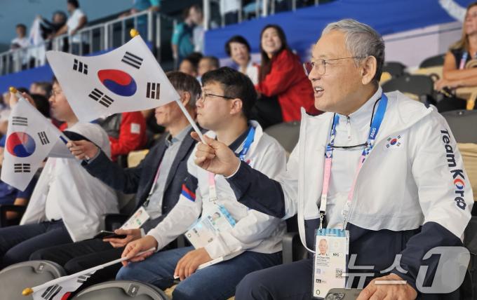 [사진] 한국 선수단 응원하는 유인촌