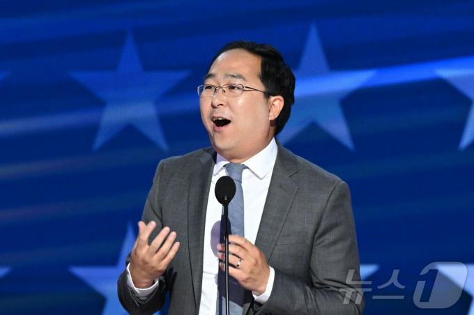 한국계인 앤디 김 미국 하원의원이 지난 21일 (현지시간) 일리노이주 시카고의 유나이티드 센터에서 열린 민주당 전당대회서 대선 후보인 카멀라 해리스 부통령의 지지 연설을 하고 있다. 2024.08.22 ⓒ AFP=뉴스1 ⓒ News1 우동명 기자