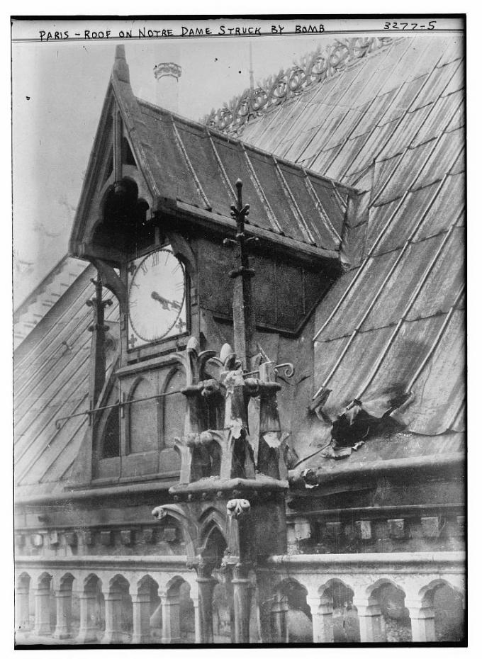 독일 항공기의 폭격으로 파괴된 노틀담 성당 지붕. (출처: Bain News Service, 흑백사진(1914), Wikimedia Commons, Public Domain)