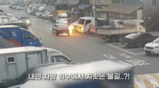 서울 강서구 화곡동에서 도로를 달리던 차량에 갑자기 화재가 발생했다. 사진은 서울 강서구 화곡동 한 도로에서 불이 난 차량의 모습. /사진=경찰청 유튜브 캡처