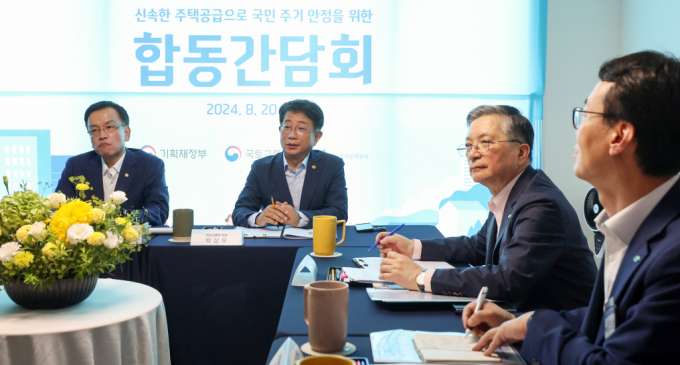  국토부가 주거정책심의위원회의 심의를 통해 '제3차 장기 주거종합계획'을 확정해 내놨다. 사진은 박상우(왼쪽 두 번째) 국토부 장관이 지난 20일 오후 경기 부천시 여월동 매입임대주택 현장에서 열린 합동 간담회에 참석해 발언하던 모습. /사진=뉴스1