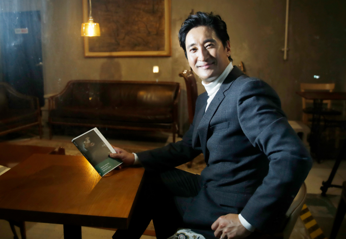 배우 신현준이 '갑질'을 했다고 주장하며 이를 폭로하겠다고 협박한 혐의로 1심에서 벌금형을 선고받은 전 매니저가 항소심에서 실형을 선고받았다. 사진은 지난 2021년 서울 성북구 한 카페에서 열린 에세이 ‘울림’ 발간 인터뷰에 참석한 배우 신현준. /사진=뉴스1