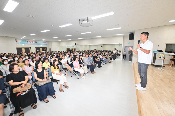 가수 션이 하남명사특강에서 지금의 소중함에 대해서 강의를 진행하고 있다 / 사진제공=하남시