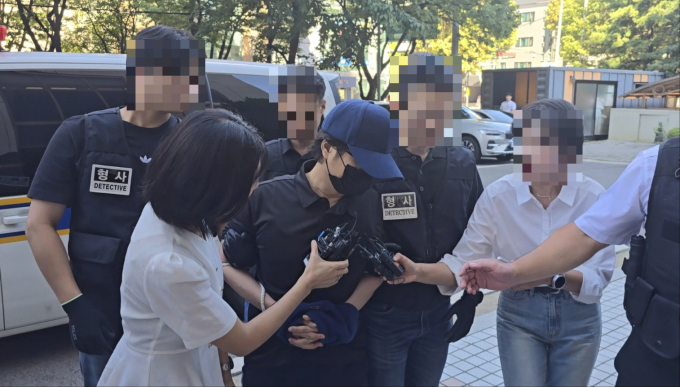 가상자산예치서비스 업체 하루인베스트 대표 이씨를 법정에서 흉기로 찌른 50대 남성이 30일 구속 전 피의자 심문을 받는다. 사진은 구속 전 피의자 심문을 위해 법원에 모습을 드러낸 50대 남성 A씨의 모습. /사진=뉴시스
