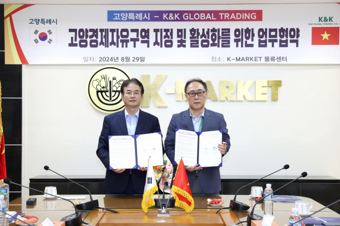 이동환 고양특례시장(왼쪽)이 29일 하노이에서 신영화 K-마켓 사장(오른쪽)과 업무협약식을 맺은 뒤 기념촬영을 하고 있다. / 사진제공=고양특례시
