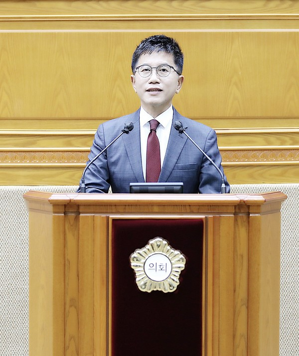  허원구 안양시의원이 은 제296회 임시회에서 최대호 안양시장을 상대로 지방채 발행과 축구전용경기장 건립의 타당성에 대한 질문을 통해 