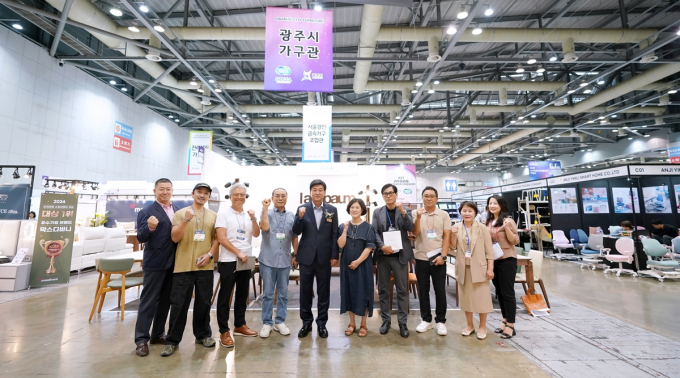 시 관계자들이 킨텍스에서 열리는 한국국제가구대전에서 광주시 가구관을 선보인다 / 사진제공=광주시