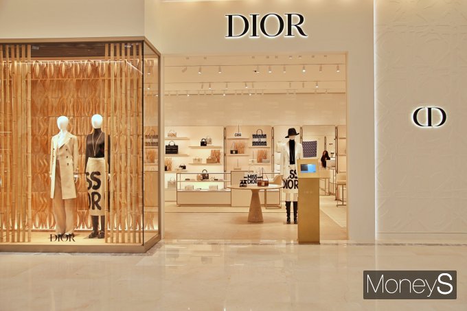 30일 새단장으로 선보인 광주신세계 본관 1층 프랑스 명품 브랜드 디올(Dior)매장/사진=광주신세계 제공.