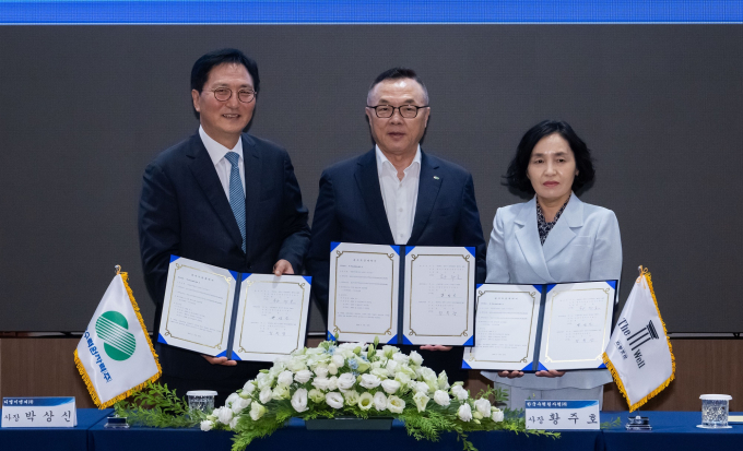 DL이앤씨가 500MW 규모의 양수발전소를 충북 영동에 짓는다. 사진은 30일 서울 중구 방사선보건원에서 열린 '영동양수발전소 건설공사 계약' 체결식에 참석한 박상신(왼쪽부터) DL이앤씨 대표와 황주호 한수원 사장, 임옥경 지평토건 사장. /사진=DL이앤씨