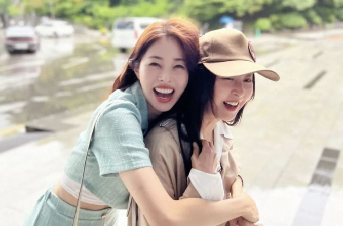 모델 출신 서정희(61)가 딸 방송인 겸 변호사 서동주(41)와 예비 사위의 앞날을 축복했다. 사진은 방송인 서정희가 딸 서동주를 끌어안고 있는 모습. /사진=서정희 인스타그램 캡쳐