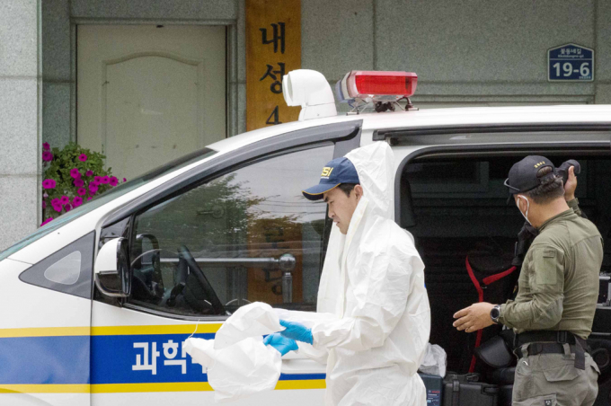 지난 7월 17일 어르신들이 오리고기를 먹고 중태에 빠진 현장인 경북 봉화군 봉화읍 내성4리 경로당에서 경북경찰 과학수사대가 현장감식을 하고 있다. 지난 15일 이곳에서 어르신 4명이 복날을 맞이해 농약성분이 들은 오리고기를 먹은 후 중태에 빠져 경북경찰이 조사에 나섰다./사진제공=뉴스1
