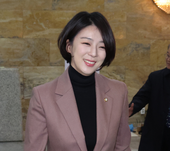 배현진 국민의힘 의원과 약혼한 사이라며 스토킹한 50대 남성이 징역 1년6개월을 선고받았다. 사진은 배 의원이 지난 2월21일 서울 여의도 국회 본회의장에서 열린 제413회국회(임시회) 3차 본회의를 마치고 회의장을 나서는 모습. /사진=뉴스1 