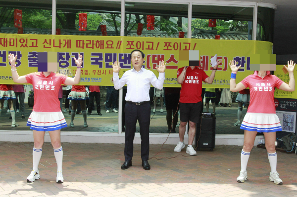 지난 13일 김용호 서울시의원이 '2024 웰니스 어워즈' 개막식에서 '국민 댄조' 등을 통해 국민의 건강 증진에 기여한 공로를 인정받아 보건복지부 장관상을 받았다. 사진은 김 의원이 5월 국민 댄조에 참여하고 있는 모습. /사진=서울시의회 홈페이지