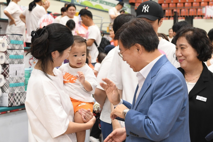 신상진 성남시장(오른쪽)이 아기와 인사를 나누고 있다 / 사진제공=성남시