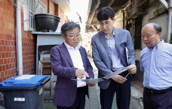 김헌동(왼쪽) SH공사 사장이 영등포 쪽방촌 일대를 찾아 정비사업 진행 상황을 점검했다. /사진=SH공사