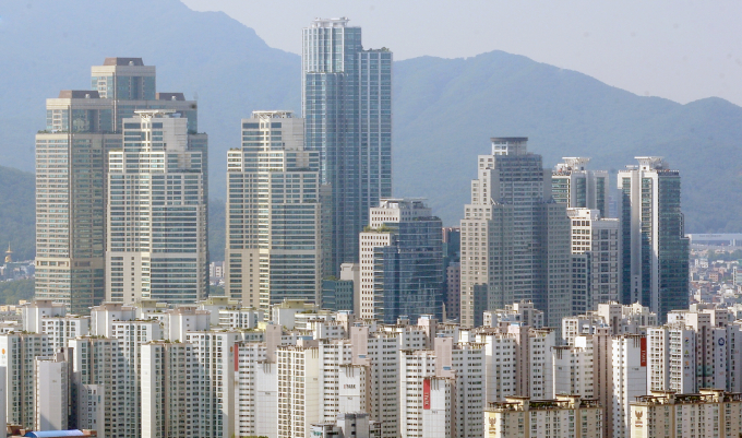 집은 사회적 지위 표현 수단이라는 인식이 갈수록 커지는 양상이다. 사진은 서울 강남일대 아파트 밀집 지역. /사진=뉴시스