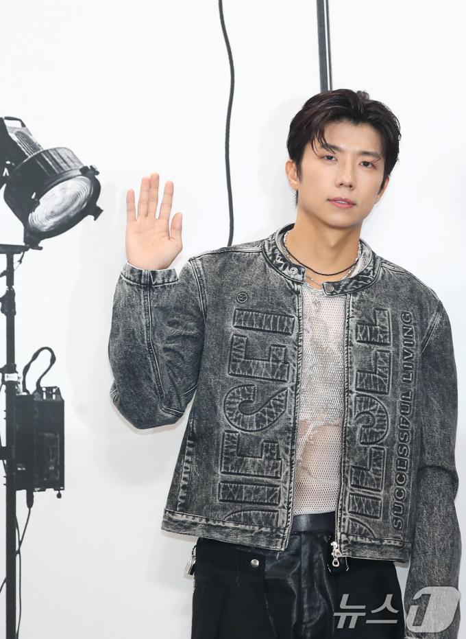 [사진] 우영, 근사한 인사