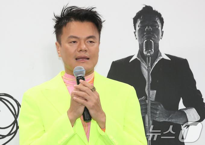 [사진] 박진영, 데뷔 30주년 구JYP 멤버들과 함께