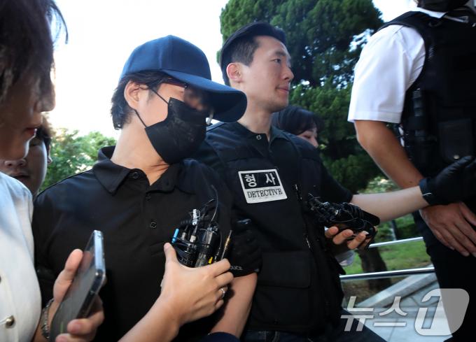 가상자산 예치업체 하루인베스트 대표에게 법정에서 흉기를 휘두른 혐의로 체포된 50대 남성 A씨가 30일 오전 서울 양천구 서울남부지방법원에서 열린 구속 전 피의자 심문(영장실질심사)에 출석하고 있다. A씨는 '1조 원대 코인 출금 중단' 사건으로 손실을 본 투자자였던 것으로 알려졌다. 2024.8.30/뉴스1 ⓒ News1 오대일 기자