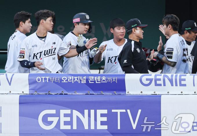 [사진] 축하 받는 kt 김민혁