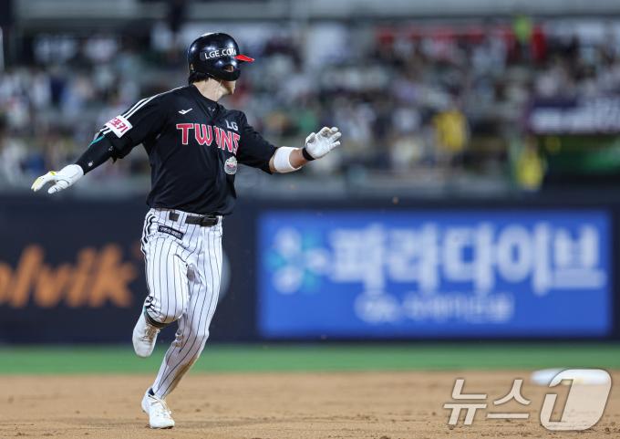 [사진] LG 신민재 '내가 더 빠르다'