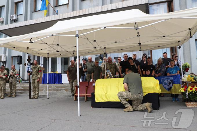 [사진] [포토]추락 우크라 F-16 전투기 조종사 장례식 거행