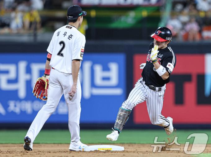[사진] LG 신민재 '걸음아 날 살려라'