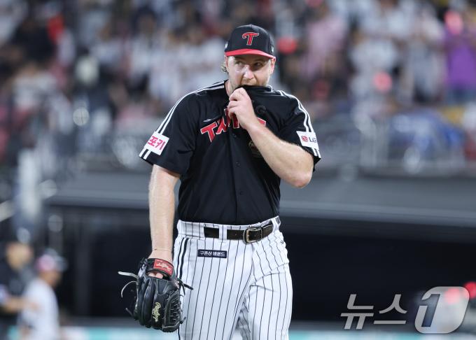 [사진] 5이닝 마친 LG 선발 엔스