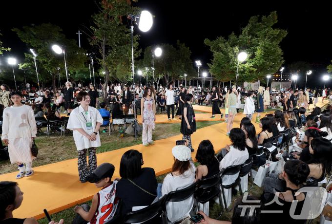 [사진] 화려한 의상으로 선보여진 서울패션로드@뚝섬