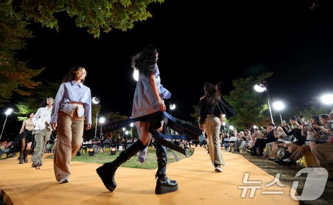 [사진] 정원 위 펼처진 패션쇼