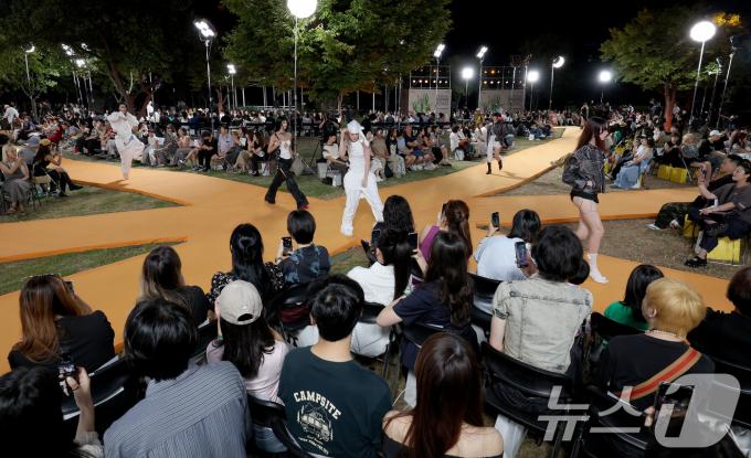 [사진] 런웨이로 변한 한강공원