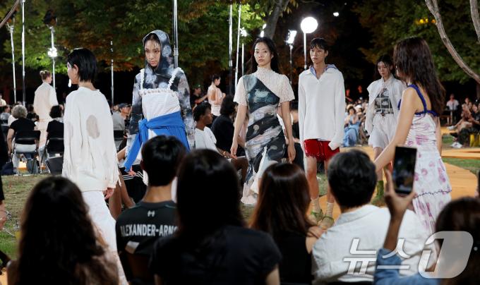 [사진] 폐어망, 폐트병이 새로운 옷으로