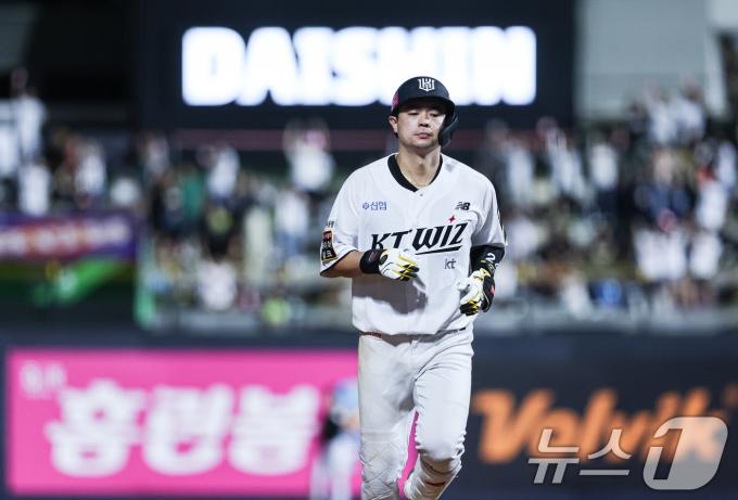 [사진] kt 문상철 '여유있게'