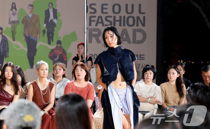 [사진] 의상 선보이는 모델