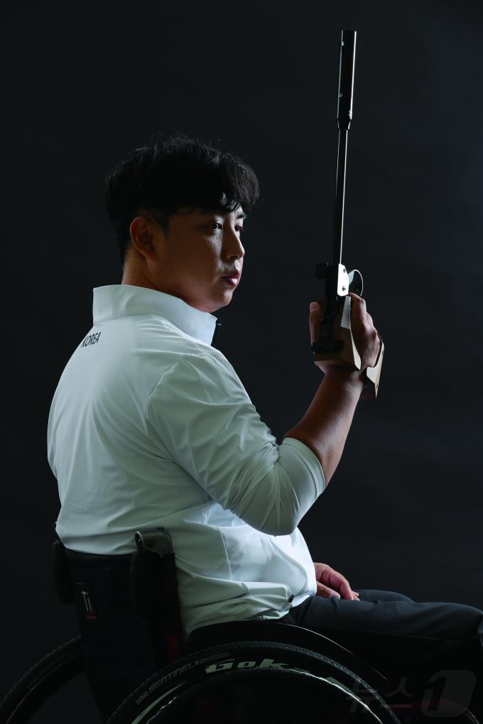 사격 대표팀의 조정두가 2024 파리 패럴림픽에서 한국 선수단에 첫 금메달을 안겼다. (대한장애인체육회 제공)