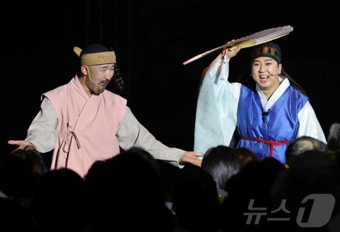 [사진] 안대천·위연승, 방자와 이몽령