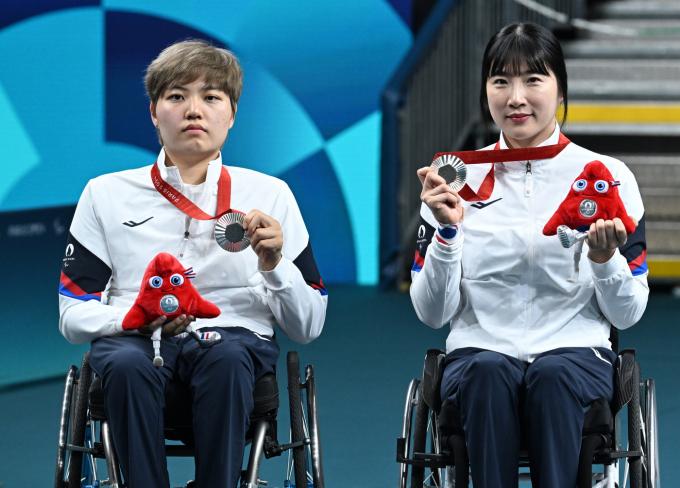 2024 파리 패럴림픽 탁구 여자 복식에서 은메달을 딴 서수연(오른쪽)과 윤지유. (대한장애인체육회 제공)