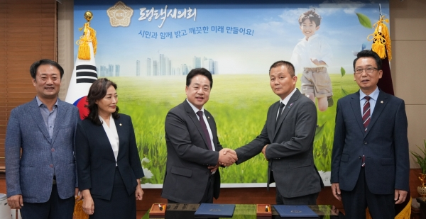   국민의힘 이관우 대표의원(오른쪽으로부터 3번째)과 더불어민주당 이기형 대표의원(오른쪽으로부터 2번째)이 지난 30일 시의회 2층 의장실에서 제9대 후반기 원구성에 합의하고 약수하고 있다. / 사진제공=평택시의회