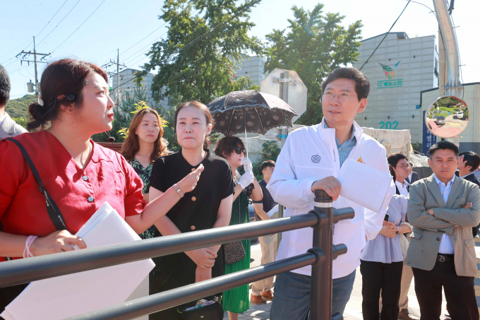 이상일 용인특례시장이 30일 고기초 학부모들과 학교 앞 통학로를 살피고 있다. / 사진제공=용인특례시 