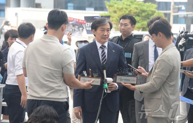 조국 조국혁신당 대표가 31일 오전 전북자치도 전주시 전주지검에 참고인 신분으로 출석해 취재진의 질문에 답하고 있다. 2024.8.31/뉴스1 ⓒ News1 유경석 기자