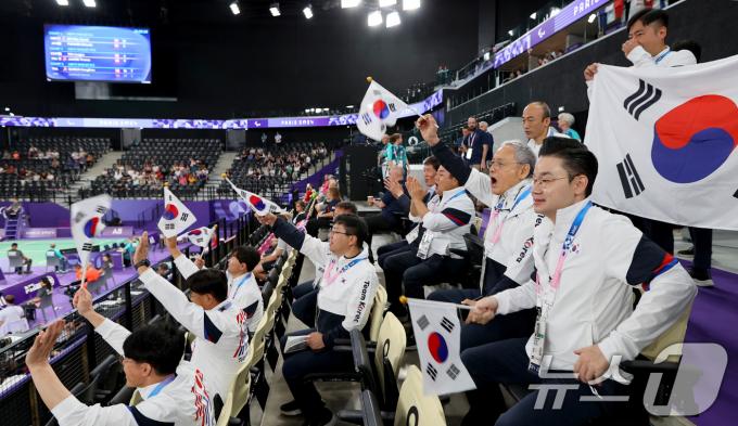 [사진] 패럴림픽 배드민턴 대표팀 응원나선 유인촌 문체부 장관