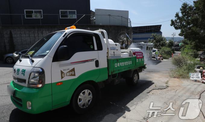 [사진] 방역작업하는 방역차량