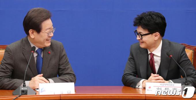한동훈  당시 국민의힘 비상대책위원장과 이재명 더불어민주당 대표 서울 여의도 국회 민주당 대표실에서 회동을 하고 있다. (공동취재) 2023.12.29/뉴스1 ⓒ News1 ,송원영 기자