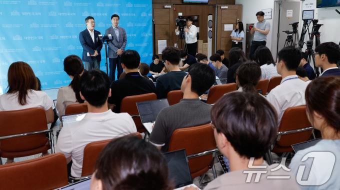 국민의힘 박정하(왼쪽), 더불어민주당 이해식 당대표 비서실장이 30일 오후 서울 여의도 국회 소통관에서 한동훈, 이재명 대표 회담과 관련해 공동브리핑을 하고 있다. 양당 대표는 9월 1일 오후 2시 국회 본청에서 90분간 정치개혁·추석대책·저출생 등 6대 의제를 논의할 예정이다. 2024.8.30/뉴스1 ⓒ News1 안은나 기자
