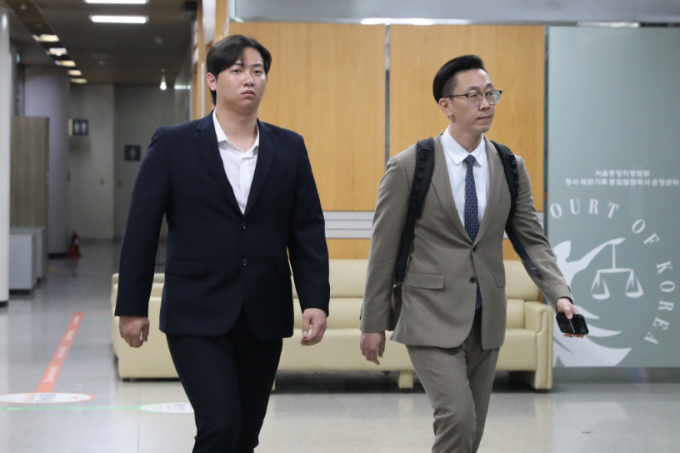 임혜동이 김하성 공갈과 관련한 소송에서 패소하며 8억원을 물어야 하게 됐다.  임혜동(왼쪽)이 올해 8월4일 구속 전 피의자 심문(영장실질심사)을 받기 위해 서울 서초구 서울중앙지방법원에 출석하고 있다 /사진=(서울=뉴스1) 임여익 기자