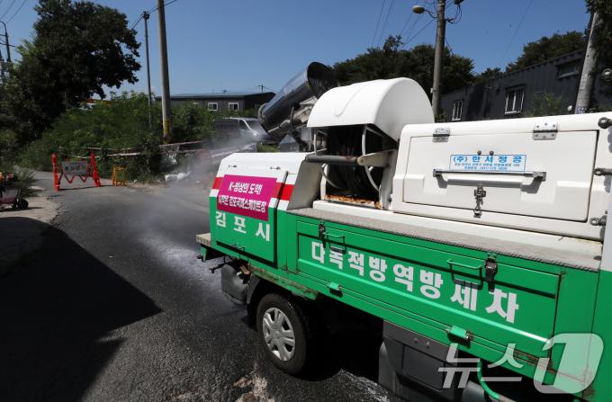 [사진] 방역작업하는 다목적방역방제차량