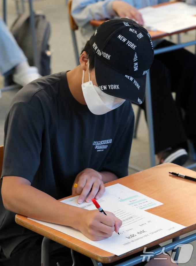 [사진] 기후영역 문제 푸는 응시생
