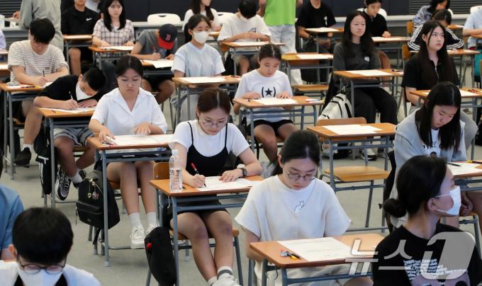 [사진] 실제 수능 보듯 진지한 응시생들
