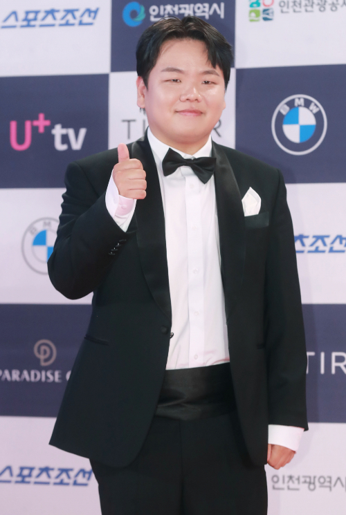 곽준빈이 새로운 사무실을 공개했다. 곽준빈이 19일 오후 인천 파라다이스 시티에서 진행된 제3회 청룡시리즈어워즈 레드카펫 행사에 참석해 포즈를 취하고 있다 /사진=뉴스1 이동훈 기자 
